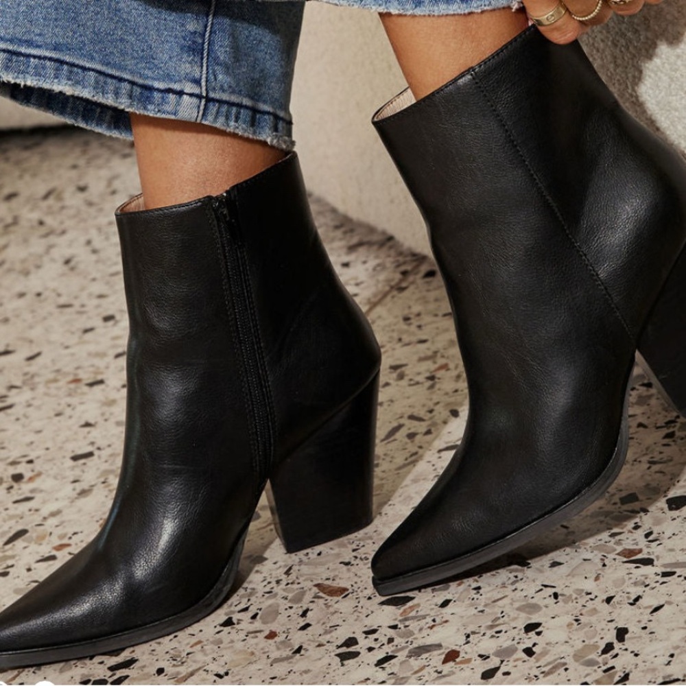 Women Black Boots Size 6